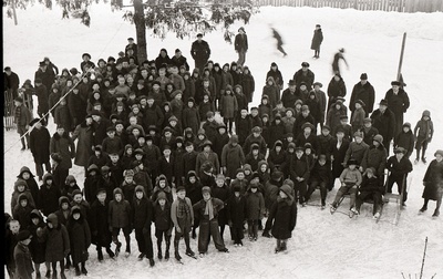 Poeglastekooli õpilased Tartu Peetri kiriku juures asuval liuväljal seismas, grupipilt  similar photo