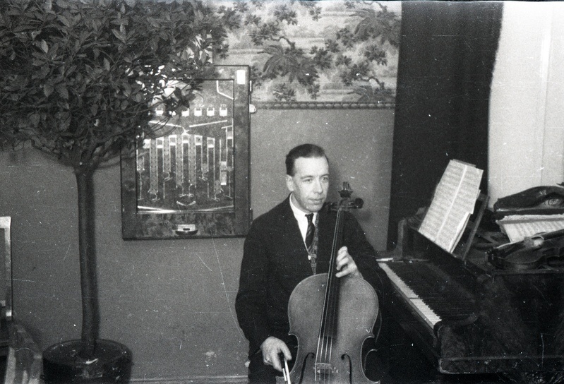 Mees tšelloga? klaveri taga istumas