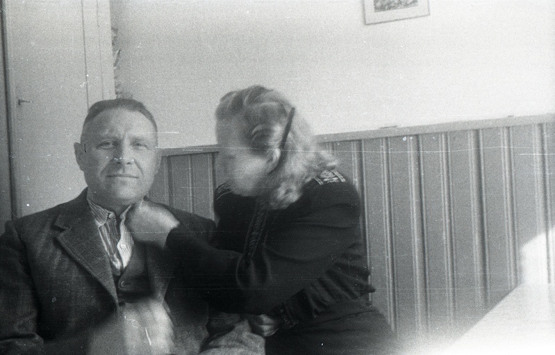 Naine mehe kraed kohendamas