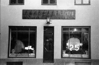 25. aasta tegevusjuubeliks kaunistatud sokolaaditööstuse R. Glassmanni kaupluse vaateaken (Suurturg 1, Tartu)  similar photo