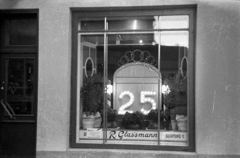 25. aasta tegevusjuubeliks kaunistatud sokolaaditööstuse R. Glassmanni kaupluse vaateaken (Suurturg 1, Tartu)