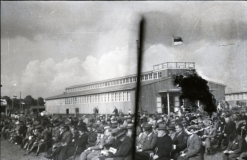 Rahvas Tartu Eesti Põllumeeste Seltsi nätusel, kaader kahjustunud