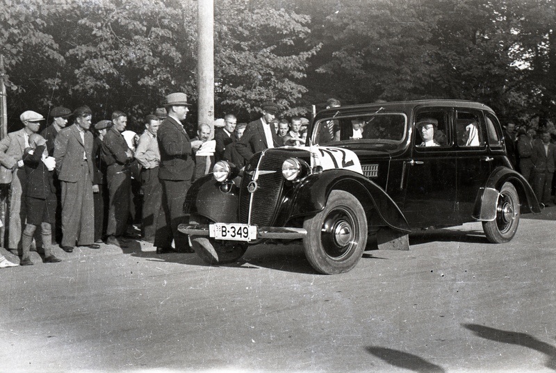 Motoristide võistlus Elvas. Sõiduauto Adler B-349, võistlusnumbriga 12, pealtvaatajate ees seismas