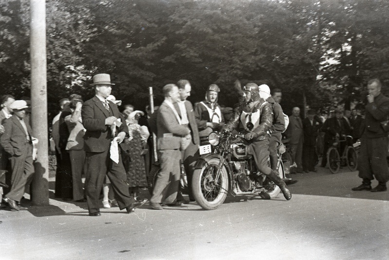 Motoristide võistlus Elvas. Mootorratas, võistlusnumbriga 1?, pealtvaatajate ees sõitmas