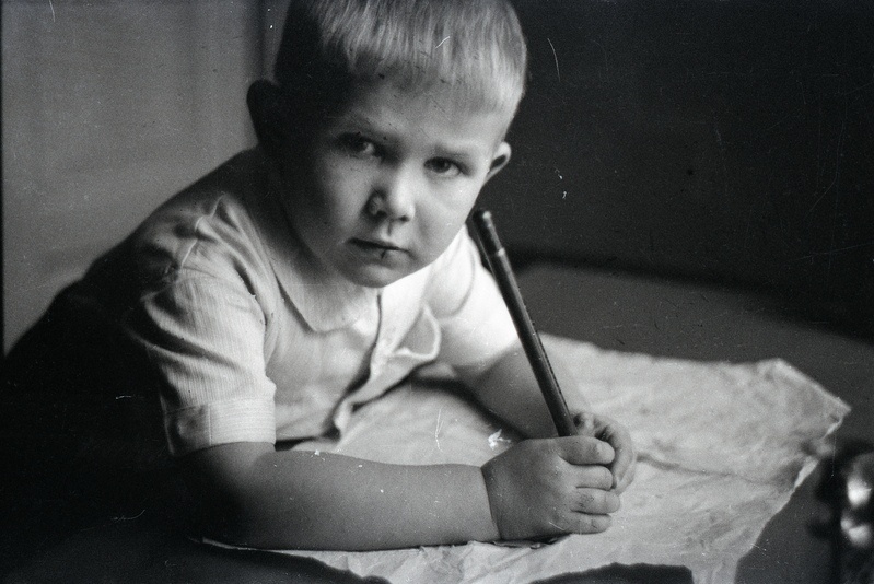 Väike laps pliiatsi ja paberiga