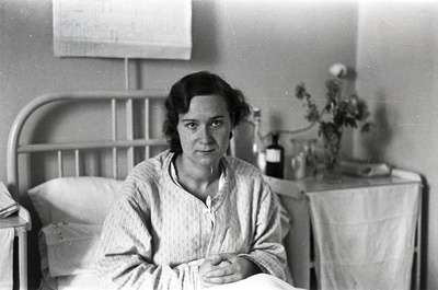 Naine haiglavoodis istumas (7.11 I sisehaiguste kliinikus)  similar photo