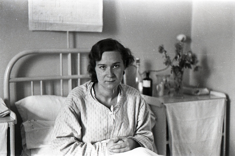 Naine haiglavoodis istumas (7.11 I sisehaiguste kliinikus)