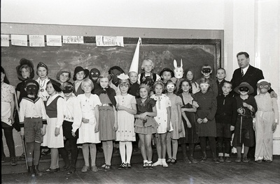 Tartu õpetajate seminari algkool e. Seminari harjutuskool (Lai 28, ühiskool) mardipäeva tähistamas 10. vovembril 1938  duplicate photo
