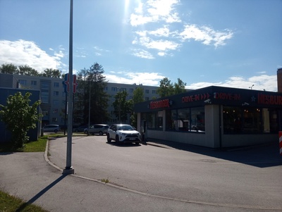 Tartu Annelinn: putka / kiosk / bussiootepaviljon, taamal 5-korruseline elamu rephoto
