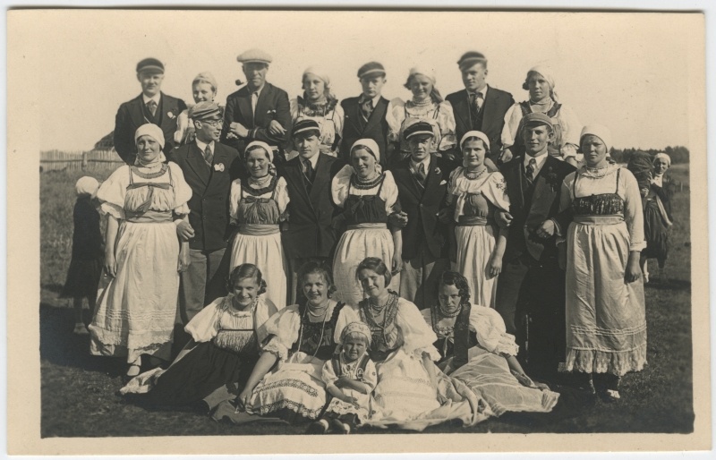 Grupipilt: Narva-taguse küla elanikud rahvariietes ja Tallinna üliõpilased (korporandid).