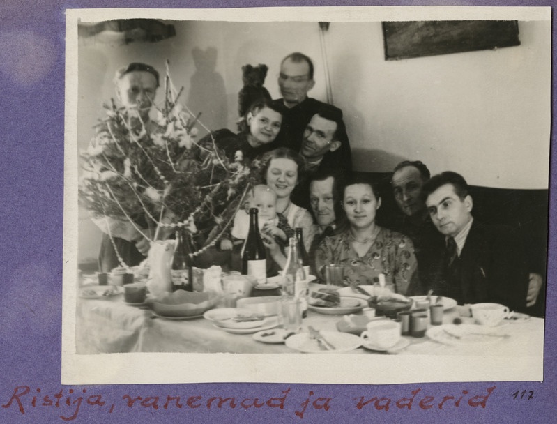 Väljasaadetud eestlased Ene Jõesalu ristsetel ja jõuluõhtul - grupipilt laua ümber: ristija, vanemad ja vaderid.