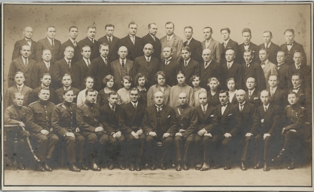 Grupipilt: Tallinna Arsenali töötajad. Esireas vasakult: 7.Ed.Kimberg (ülem); tagareas vasakult 4. Kristjan Reiman.