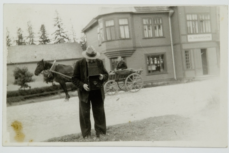 Fotograaf Vändra peatänaval pildistamas.