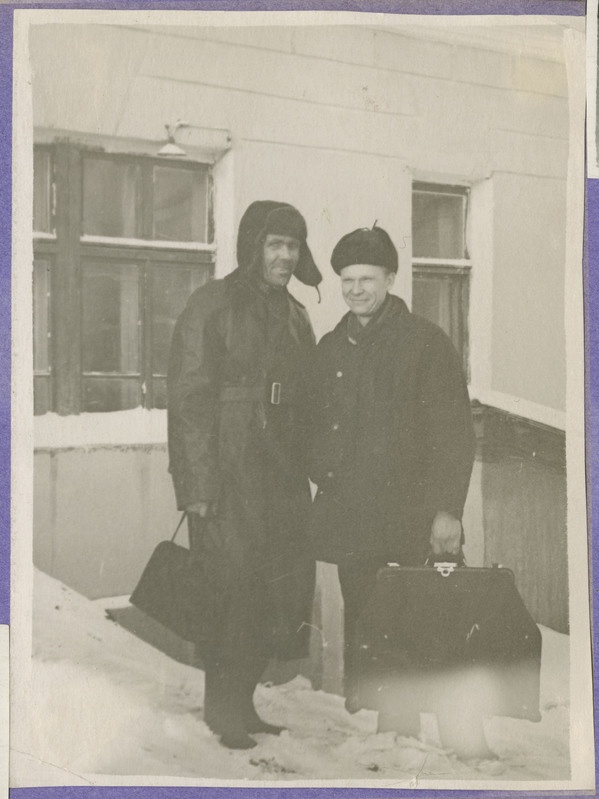 Hugo Surva (paremal) ja tema onu Oskar Surva - talvel, kandekottidega.