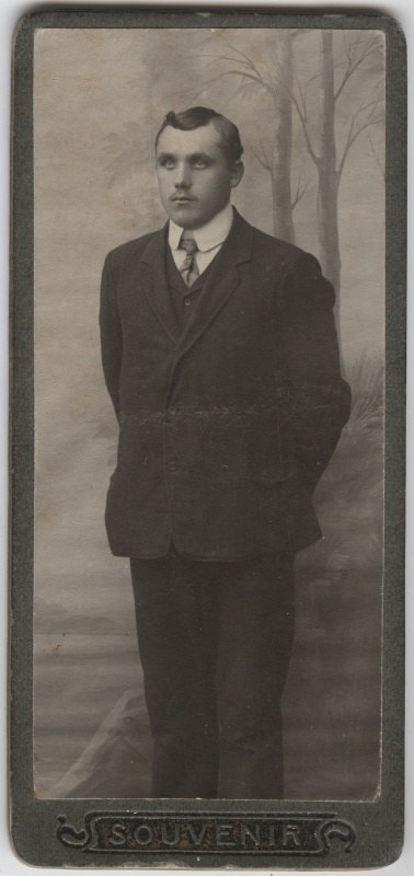 Portreefoto Hans Nuia perekonnaalbumist.