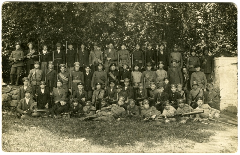 Grupifoto - sõjaväelased Vabadussõja päevilt. Tagaküljel pildilolijate nimed.