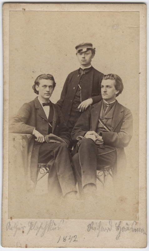 Stuudiopildistus, grupipilt: üliõpilased. Ees vasakult: A. Plaschkus, R. Haussmann, taga tundmatu noormees.