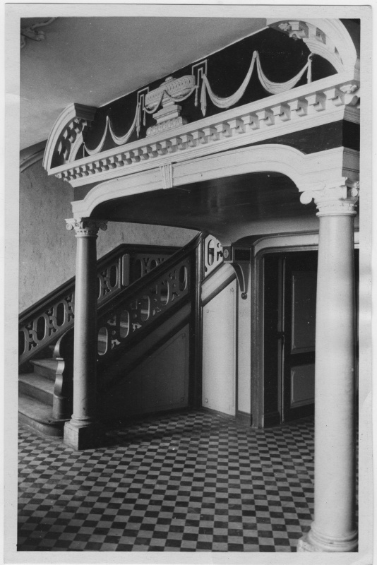 Ääsmäe mõisa vestibüüli arkaad. Arkaadi toetab kaks joonia kapiteeliga sammast, arkaadi friisil reljeefkaunistused. Paremalt läheb uks siseruumidesse, vasakul trepp.