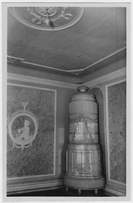 Roosna-Alliku mõisa saali nurk. Hoone ehitatud 1780.a.-l hilisklassitsistlikus stiilis. Saali seinad kaetud marmoriga ja reljeefkaunistustega, nurgas kaunistustega ümmargune ahi. Viimane omanik oli parun Georg v. Stackelberg.