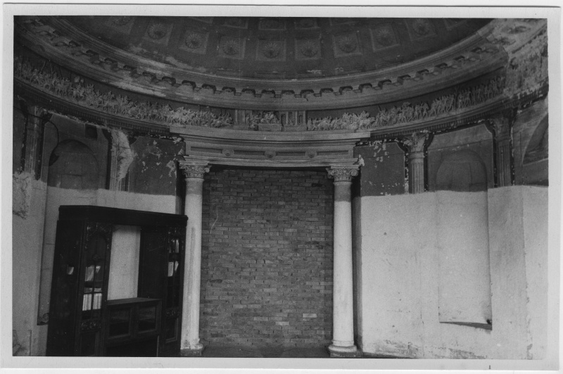 Hõreda mõisa ovaalne saal. Hõreda mõisa peahoone ehitati 1800.a. Ümber, seal on kasutatud klassitsistlikku stiili tüüpilisi elemente. Saali kaunistasid Altika kapiteeliga sambad, friis kaunistatud figuuridega. Mõisa viimasteks omanikeks olid parun Walter v. Stackelbergi pärijad.