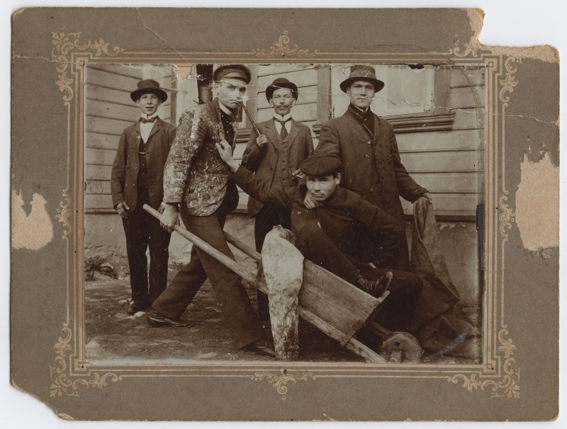 Grupipilt: Dvigateli töölised - 5 noort meest, puidust käru.