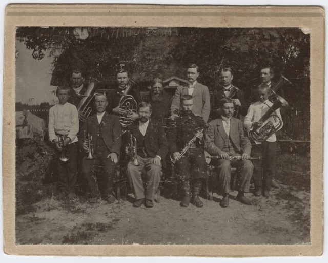 Puhkpilliorkester 19.sajandi lõpust (ees paremal istub Rudolf Roos, taga keskel G. Ernesaksa vanaisa).