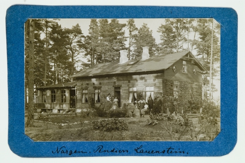 Vaade Lauensteini pansioni hoone esiküljele, maja ees istuvad suvitajad.