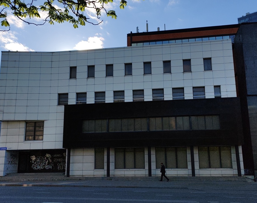 Ärihoone, laohoone ümberehitus Tallinnas, eestvaade. Arhitekt Andres Siim rephoto