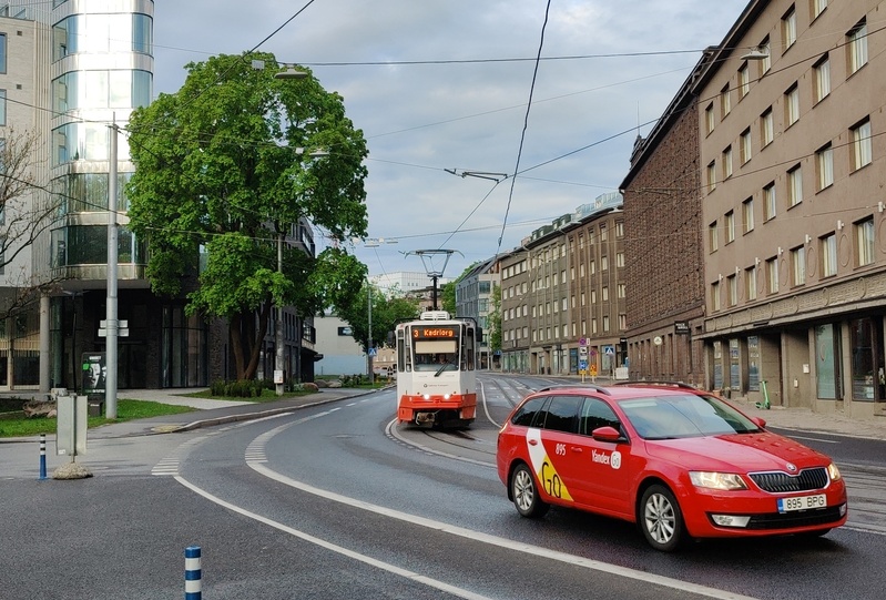 Pärnu maantee ja Peeter Süda tänava nurk, vaade piki Pärnu maanteed Tõnismäe suunas. rephoto