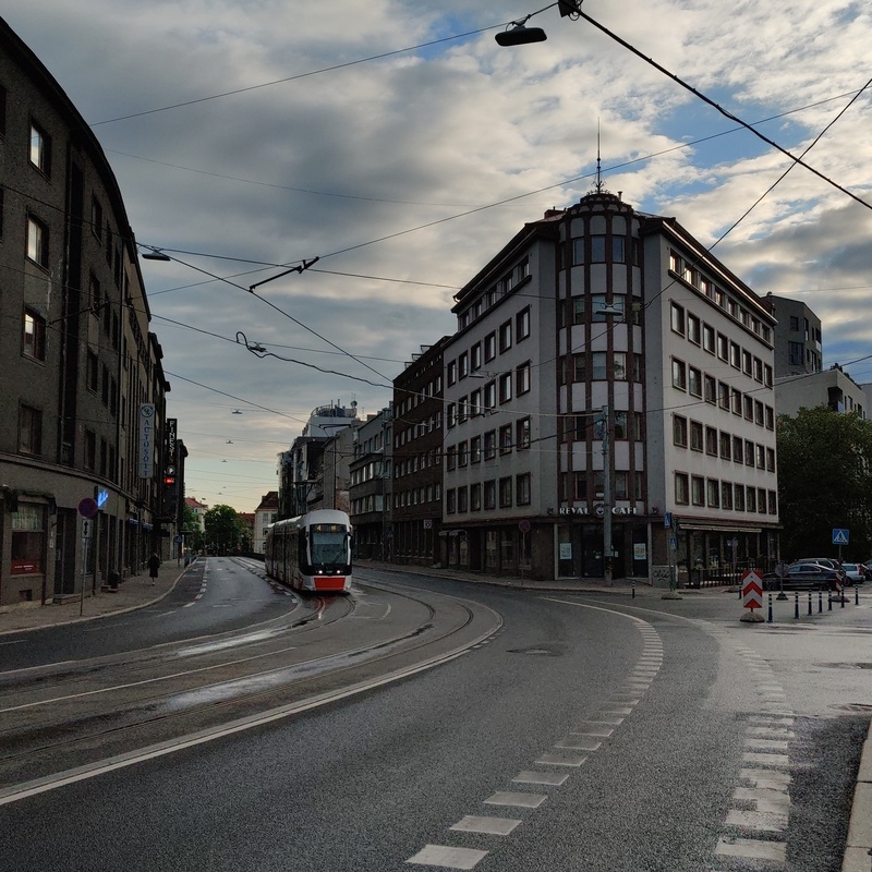 Tallinn. Vaade Pärnu mnt. ja Sakala tn. vahelisele nurgahoonele Tõnismäe poolt rephoto