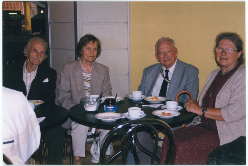 Foto albumist Korp! Wäinla, 1999.   Paremal Emil Kuhi ja Anu Kotli