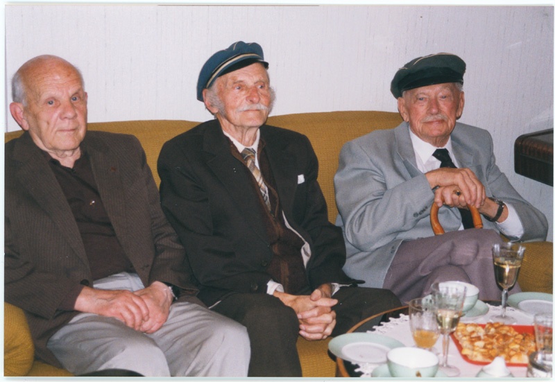 Foto albumist Korp! Wäinla, 1999. Paremal Emil Kuhi