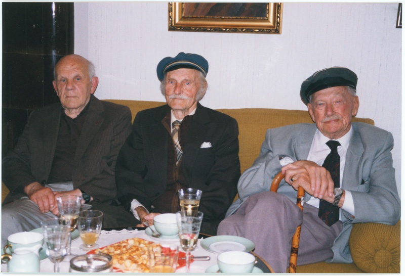 Foto albumist Korp! Wäinla, 1999. Paremal Emil Kuhi