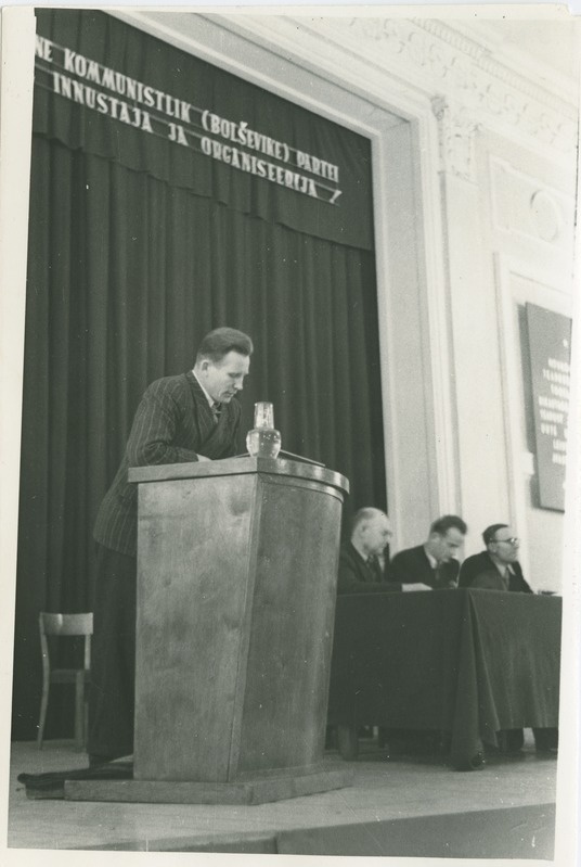 Üritus TPI laval, esineja teadmata, presiidiumi laua taga esimene vasakult dots. L. Schmidt, 1950. aastad