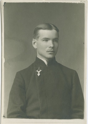 Albrecht Altma Rakvere gümnaasiumi vormis, rinnas kooli lõpumärk  duplicate photo