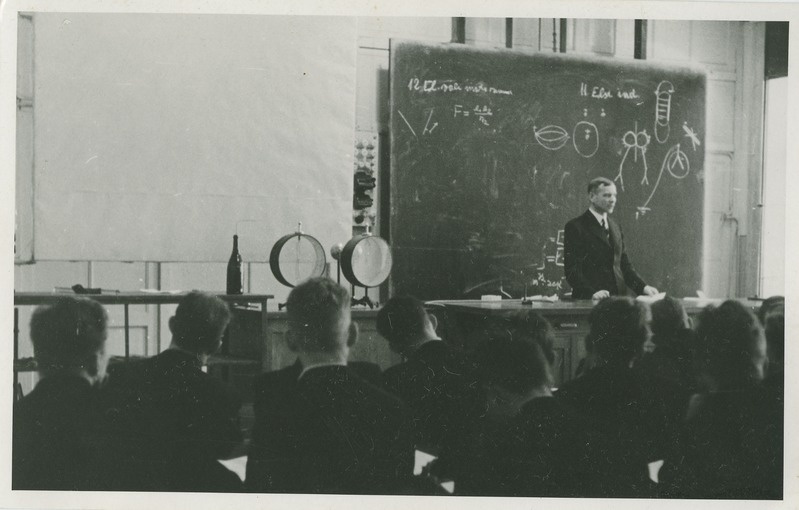 Adjunktprofessor Albrecht Altma esimesel füüsika loengul Tallinna Tehnikaülikoolis