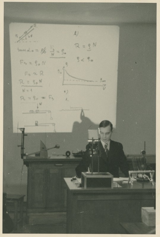 Professor Albrecht Altma füüsika loengut pidamas