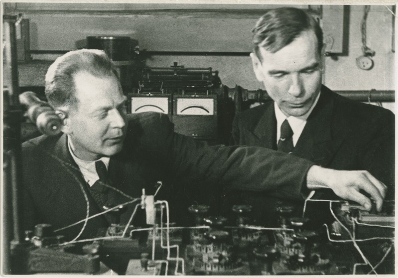 A. Altma (paremal) ja A. Koppel  füüsika laboratooriumis Sverdlovskis