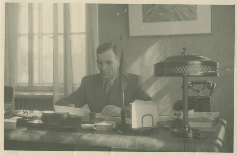 Professor Albrecht Altma TPI direktorina oma kabinetis Kopli peahoones