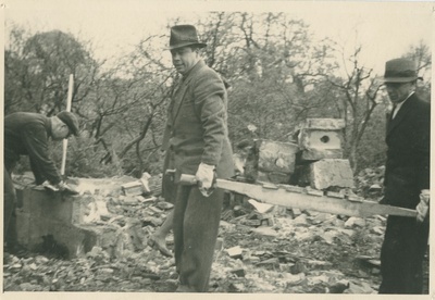 TPI direktor prof. A. Altma ja partorg A. Tsõgankov taastamistöödel teadlaste maja ehitusplatsil Sakala tänaval  similar photo