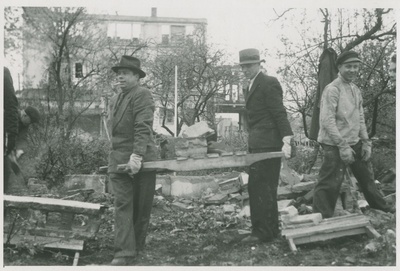 TPI direktor prof. A. Altma ja partorg A. Tsõgankov taastamistöödel  teadlaste maja ehitusplatsil Sakala tänaval  similar photo