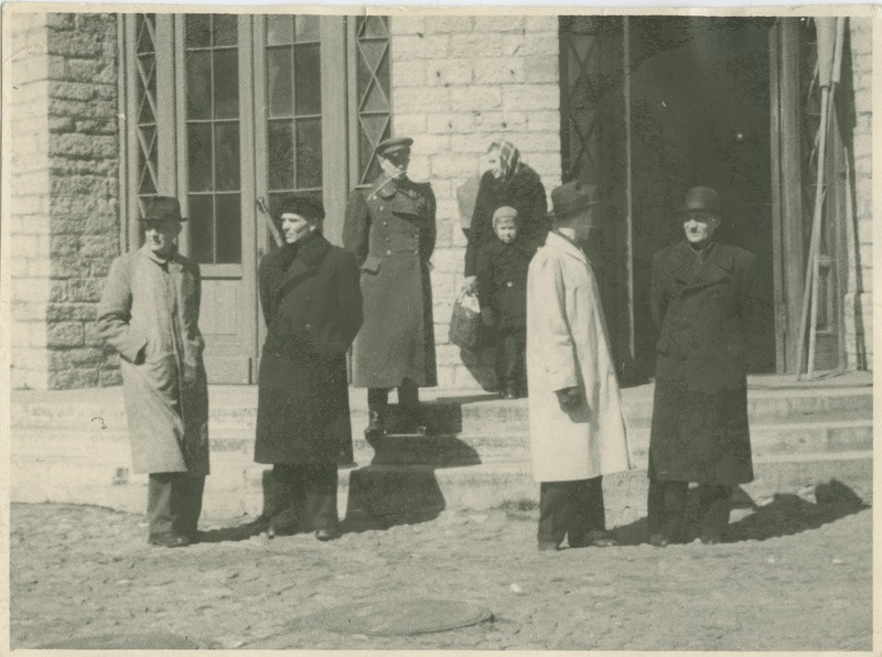 TPI õppejõud vana peahoone ees Koplis, vasakult: 1) V. Päss, 2) A. Altma, 3) Bauming, 6) L. Schmidt, sügis 1944