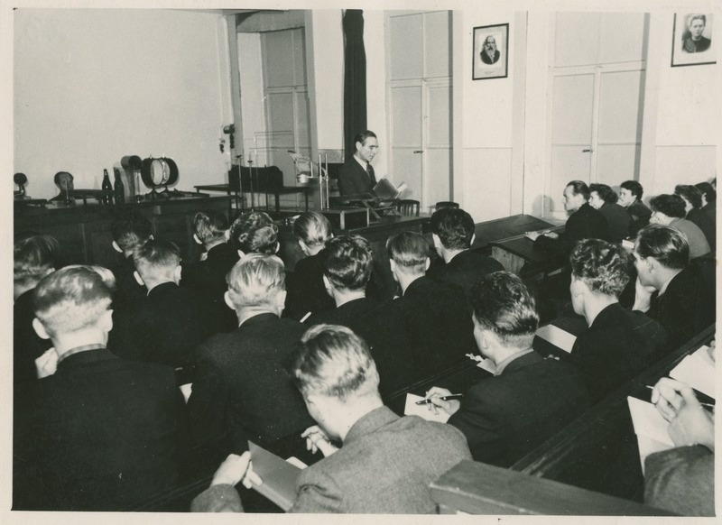 Professor Albrecht Altma füüsika loengut pidamas, 1957