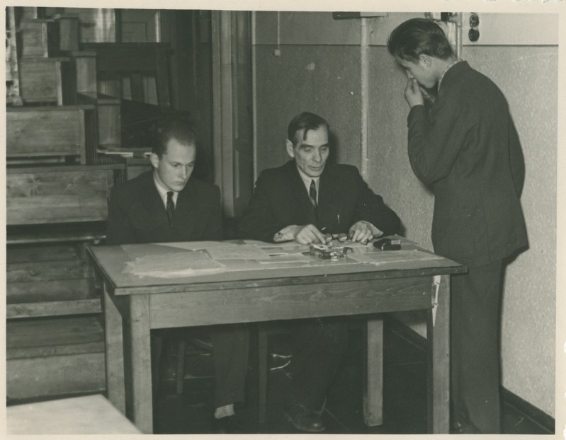Professor Albrecht Altma füüsika eksamit vastu võtmas, 1959