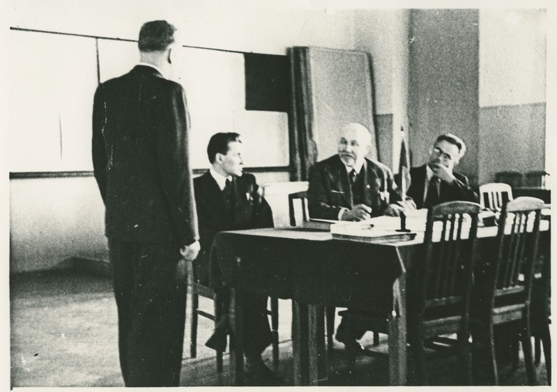 TPI ehitusteaduskonna üliõpilane Tarmo Randvee diplomiprojekti kaitsmas, eksamikomisjonis vasakult: dots. H. Oengo, prof. O. Maddison, mai 1941