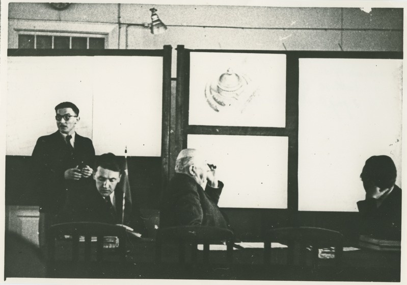 Üliõpilane Kipper diplomiprojekti kaitsmas, laua taga komisjoniliikmed dots. H. Oengo ja prof. O. Maddison, kevad 1941