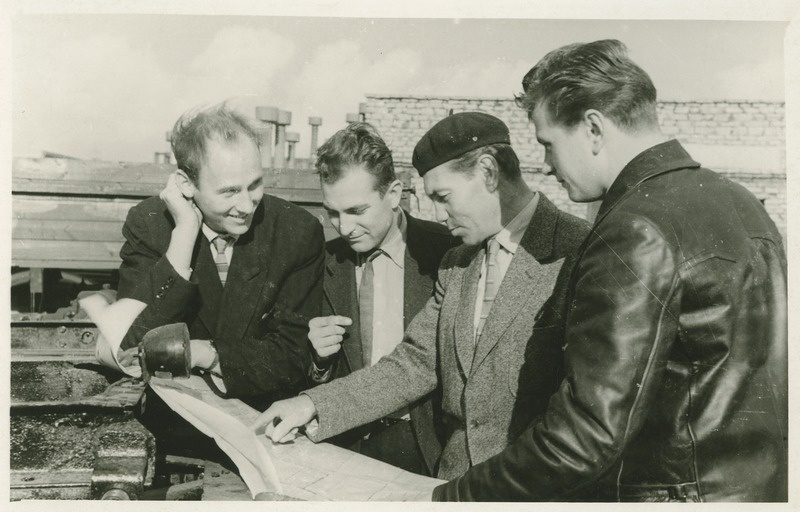 TPI autotranspordi kateedri juhataja Eugen Soonvald (baretiga) üliõpilastega praktikal Tallinna Autoremonditehases nr. 1, okt. 1961.a.