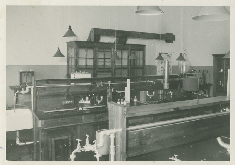 Tallinna Tehnikainstituudi füüsikalise keemia laboratoorium Marati t. 4, tuba 24, 1937.a.