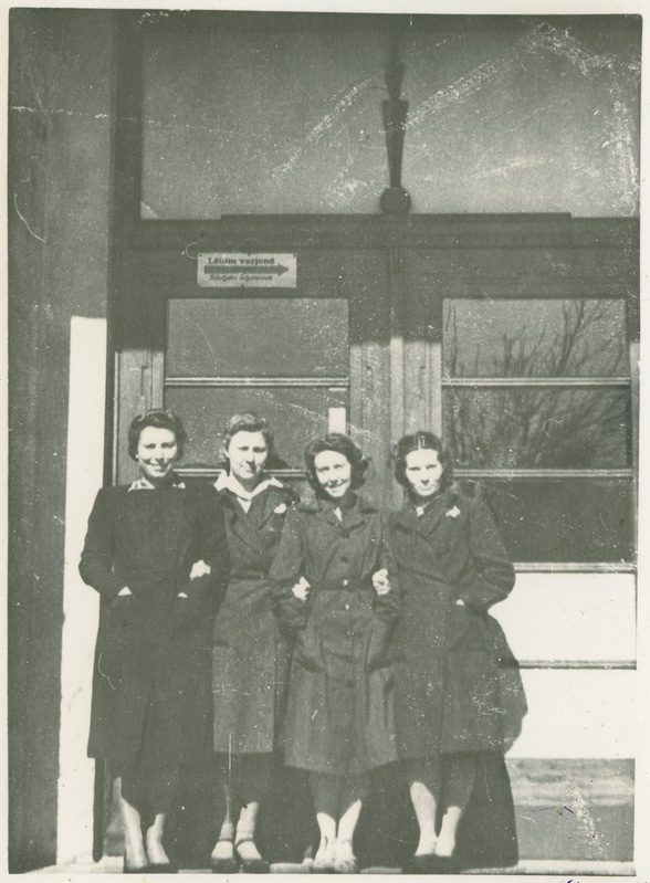 TPI töötajad Marati 4 peauksel, vasakult: Erika Talts, Leida Veem, Alli. Männiksoo, Leida Tooming, 1944