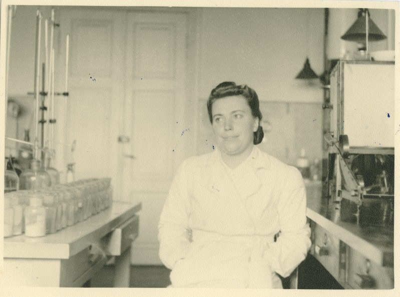 TPI füüsikalise keemia laboratooriumi assistent Erika Talts, 1944